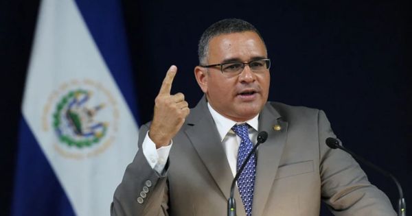 Expresidente de El Salvador es condenado a 14 años de prisión por negociar con pandillas