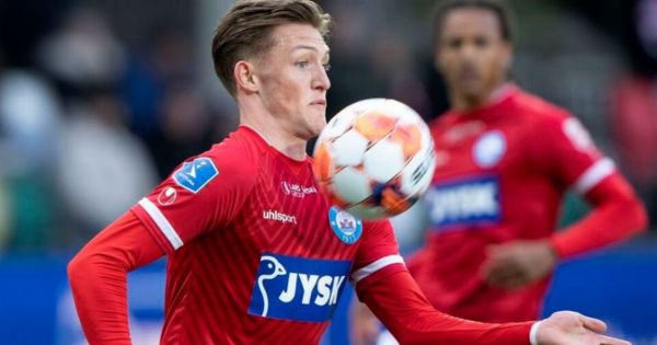 Oliver Sonne destaca en Dinamarca: el futbolista fue incluido en el 11 ideal de septiembre, a poco de recibir su DNI