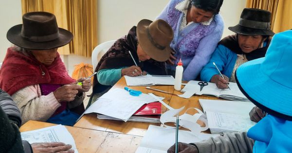 Ejemplo de superación: adultos mayores de quechua hablantes aprenden a leer y escribir en Huancavelica