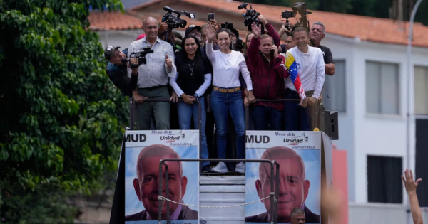 Portada: María Corina Machado deja la clandestinidad y reaparece durante marcha convocada por la oposición en Venezuela