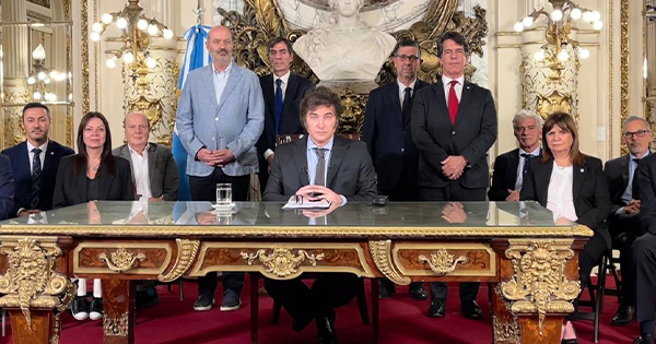 Javier Milei emite decreto de urgencia para desregularizar la economía: "Que las fuerzas del cielo nos acompañen"