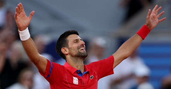 Novak Djokovic consigue oro olímpico en tenis al vencer a Carlos Alcaraz
