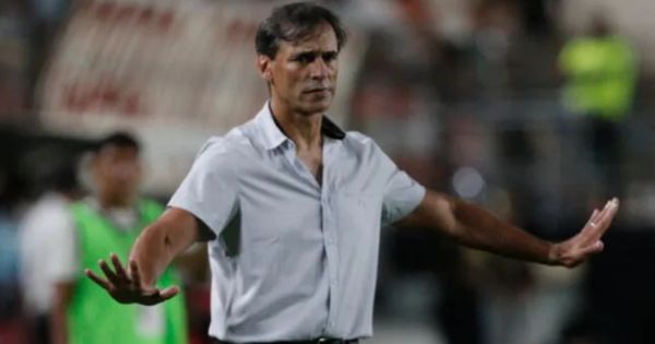 Fabián Bustos sobre tarjeta roja a Horacio Calcaterra: "Qué casualidad que antes del clásico nos expulsen a uno"