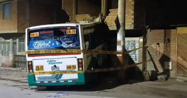 Callao: bus de transporte público sin conductor impactó contra vivienda