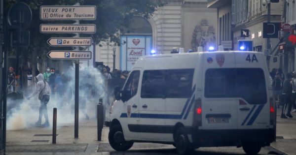 Portada: Francia: joven muere tras caer del techo de un supermercado durante violentas protestas