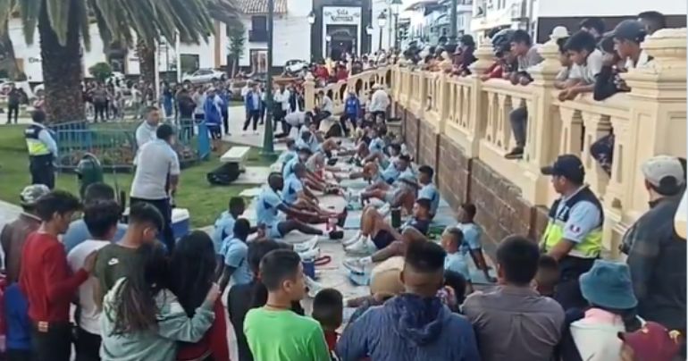 Deportivo Garcilaso entrenó en la Plaza de Armas: club brindó las explicaciones de este insólito momento