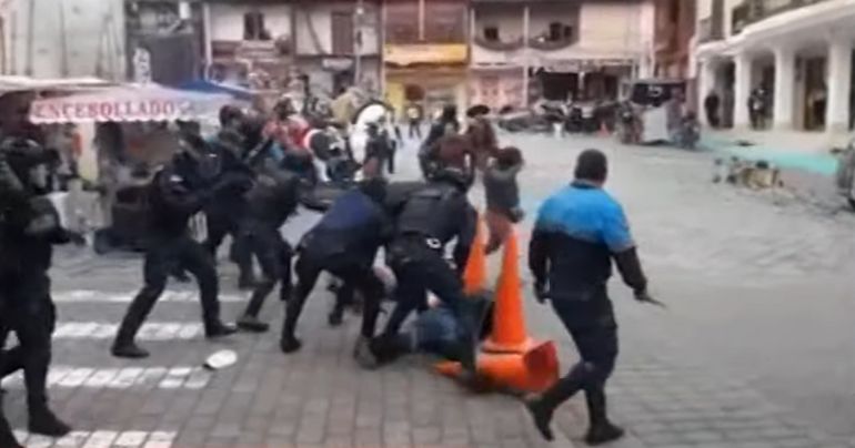 Ecuador: padre e hijo peruanos fueron brutalmente golpeados por policías