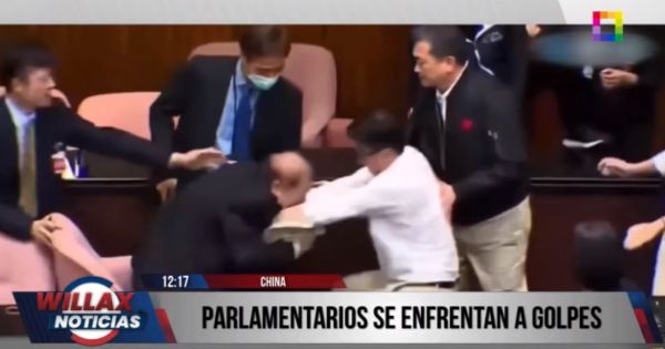 Taiwán: parlamentarios protagonizan batalla campal en pleno Congreso