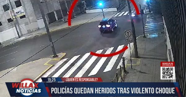 Cercado de Lima: policías se pasan la luz roja y son embestidos por una camioneta