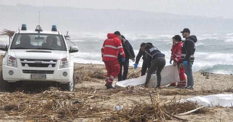 Italia: autoridades confirman que se elevó a 70 los fallecidos en un naufragio al sur del país