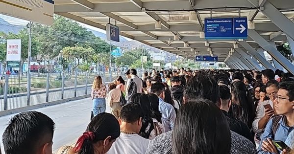 Metropolitano: falta de buses genera largas colas en varias estaciones