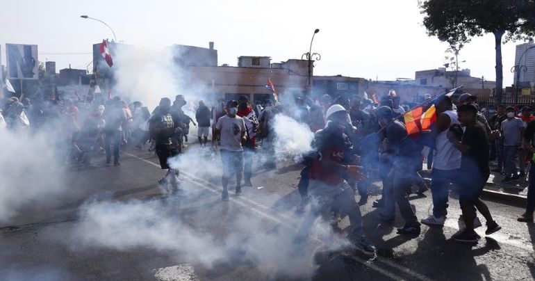 ¡No cesa el caos! En el centro de Lima se registraron enfrentamientos entre manifestantes y la Policía