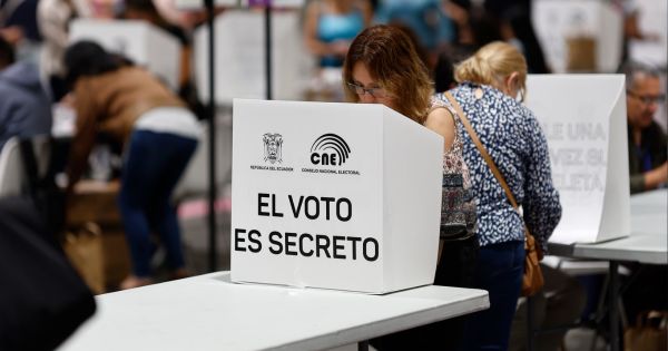 Portada: Elecciones en Ecuador: cierran las urnas y comienza el conteo de votos