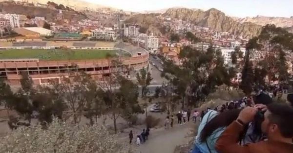 ¡Locura total! Decenas de fanáticos bolivianos trepan cerro para ver a la Selección Argentina