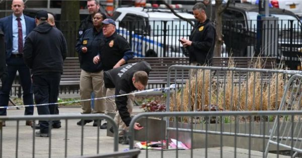 ¡Inaudito! Hombre se prende fuego en señal de protesta durante juicio a Donald Trump