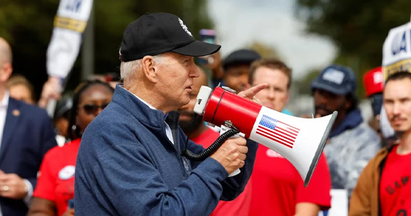 Joe Biden se une a huelga de sindicato automotor: es el primer presidente de EE.UU. en hacer algo así