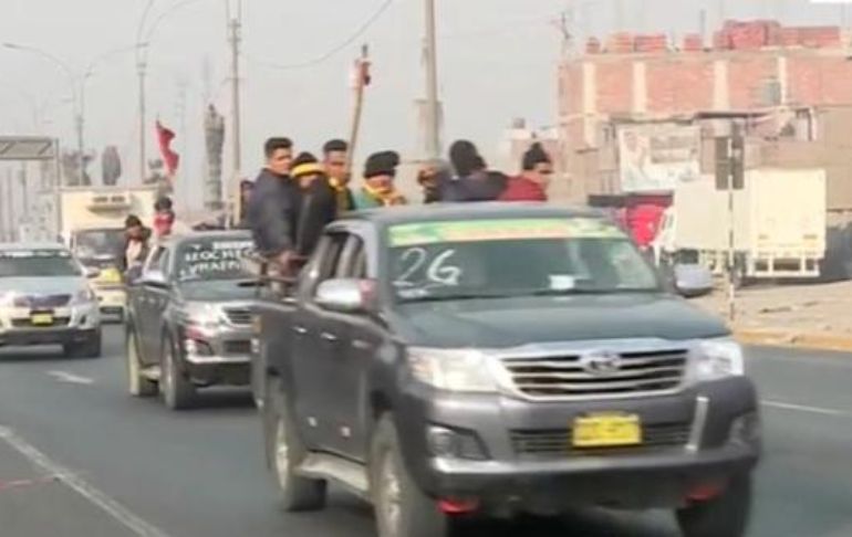 Manifestantes del Vraem llegan a Lima en caravana de camionetas