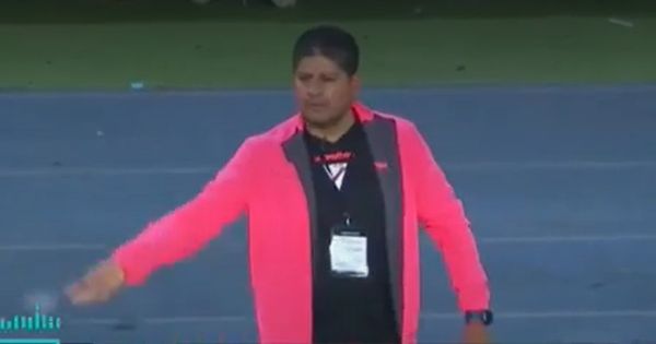 Always Ready: técnico Óscar Villegas tiró sal a la cancha del estadio Nacional antes del partido contra Sporting Cristal