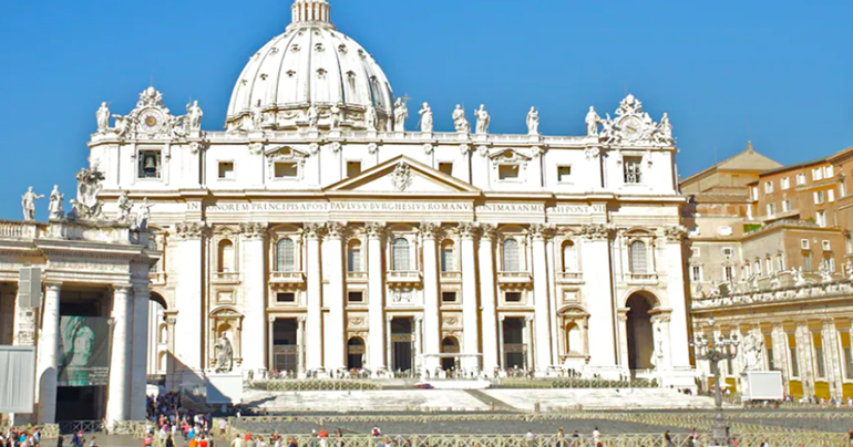 Hombre ingresa a la fuerza en auto al Vaticano y es detenido