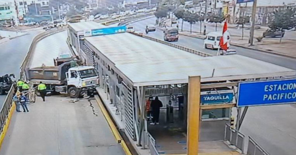 Portada: Independencia: camión volquete chocó contra estación del Metropolitano