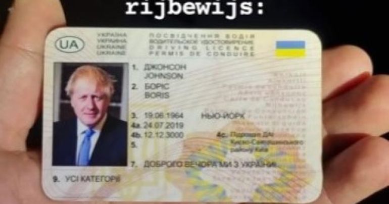 Detienen a hombre ebrio con licencia de conducir falsificada del exprimer ministro británico Boris Johnson