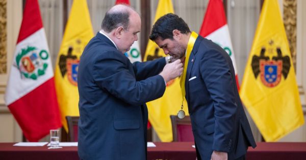 Portada: López Aliaga condecora con la 'Medalla de Lima' a Eduardo Verástegui, productor de "Sonido de Libertad"