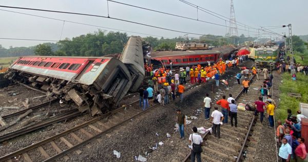 Portada: India: choque de trenes deja al menos 261 muertos y 900 heridos