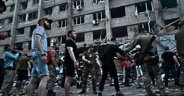 Portada: Ataque ruso contra ciudad ucraniana deja al menos 16 muertos