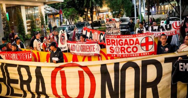 Hinchas de Universitario realizaron espectacular banderazo en Quito