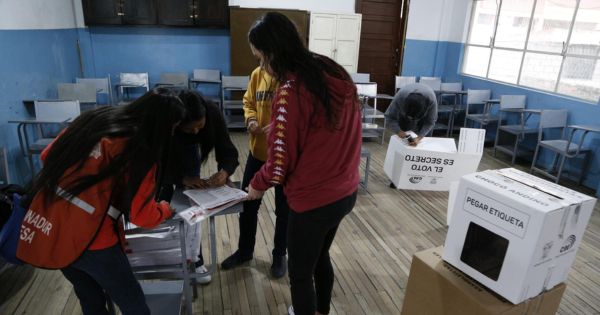 Ecuador: cierran las urnas e inicia el escrutinio tras una votación sin incidentes