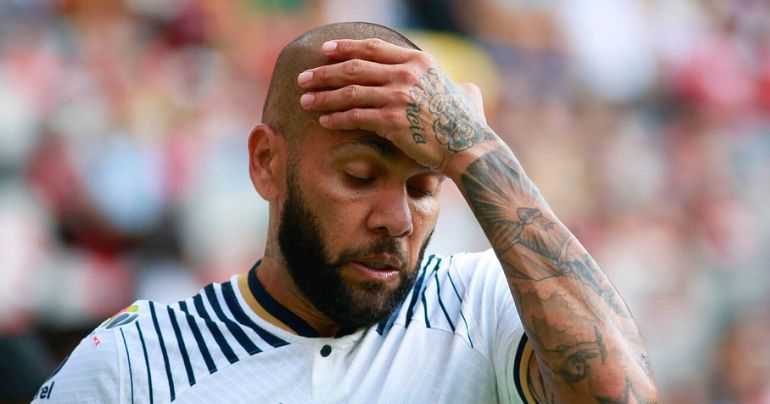 Portada: Dani Alves: víctima pide que jugador brasileño siga en prisión al persistir el riesgo de fuga