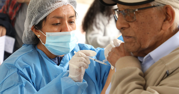 Ministerio de Salud informa que solo se aplicará la vacuna bivalente tras llegada de variante Eris