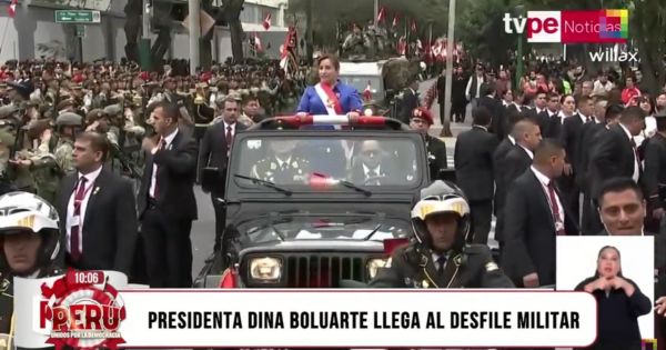 Dina Boluarte: presidenta llega al Desfile Militar en vehículo descubierto