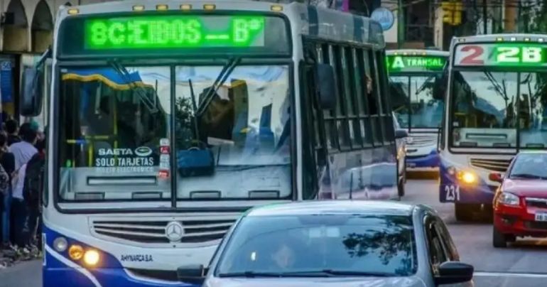 Chofer de autobús atropella a un perro y vecinos lo atacaron en represalia