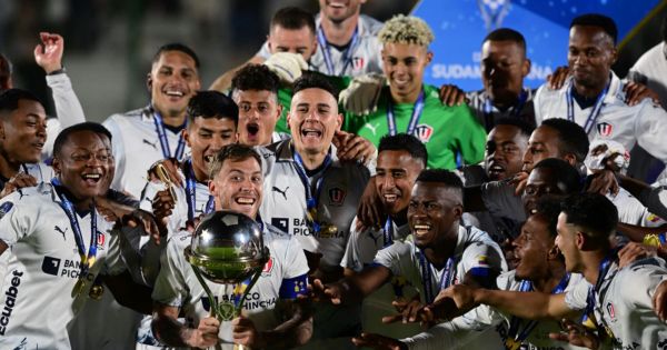 Portada: Paolo Guerrero es campeón de la Copa Sudamericana: LDU venció a Fortaleza en una infartante definición por penales