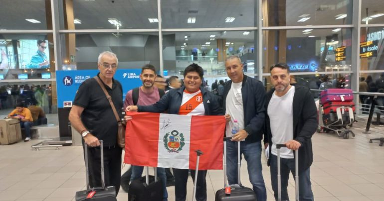 ¡Regresa para ponerse el buzo de la 'Bicolor'! Jorge Fossati y su comando técnico viajaron a Uruguay