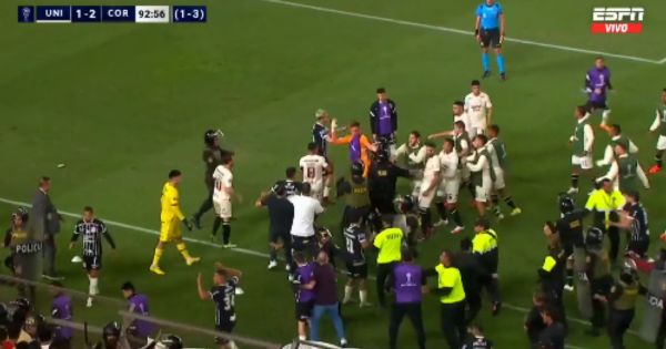 ¡NO APRENDEN! Jugadores de Universitario se agarran a golpes con los de Corinthians tras gol de Ryan