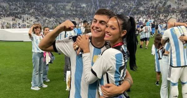 Portada: Paulo Dybala mostró su lado más romántico: se arrodilló para pedirle matrimonio a Oriana Sabatini