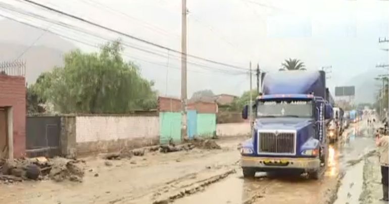 Tránsito restringido en la Carretera Central por caída de huaico