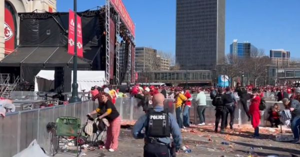 Portada: Tiroteo en Kansas City en desfile por victoria de Chiefs en Super Bowl: varios heridos y dos detenidos