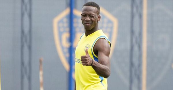 Luis Advíncula renovó con Boca Juniors hasta 2026