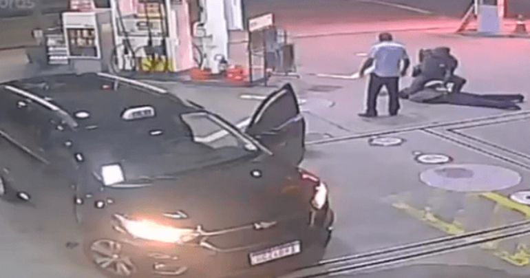 Taxista choca su auto contra patrullero para salvarse de un intento de secuestro