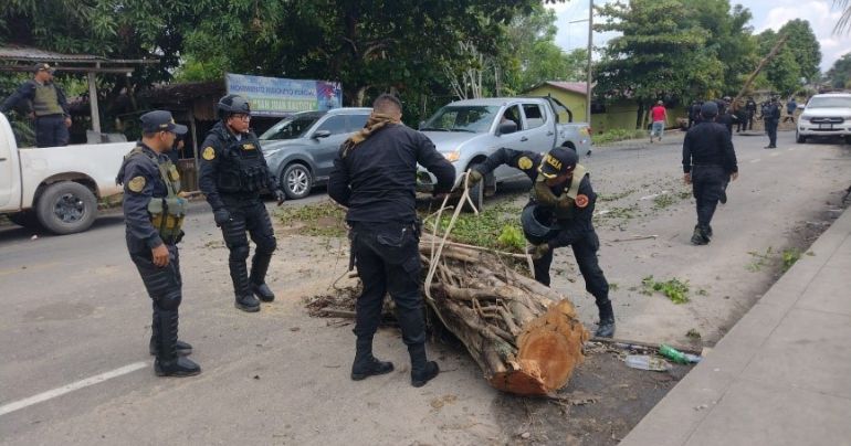 Portada: Ucayali: Policía libera seis puntos de la carretera Federico Basadre tras bloqueos de manifestantes