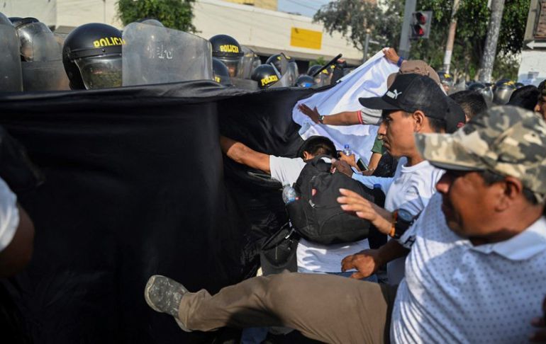 Protestas en Lima: vándalos atacan con piedras a la Policía en la avenida Abancay