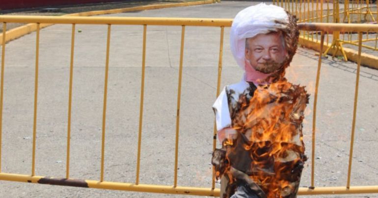 Portada: México: migrantes queman piñata del presidente Andrés Manuel López Obrador