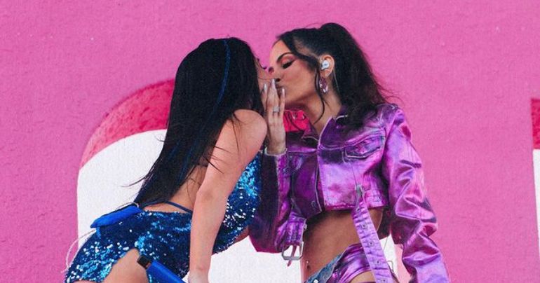 Portada: Becky G besó a Natti Natasha tras terminar de cantar 'Sin pijama' en el Festival Coachella 2023