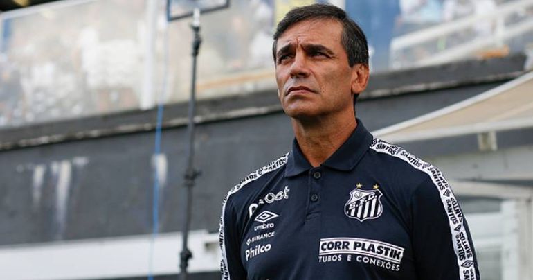 Portada: FIFA castigó a Santos: Fabián Bustos, técnico de la 'U', recibirá millonaria indemnización del club brasileño