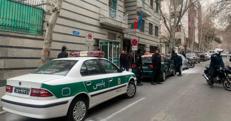 Irán: un muerto y dos heridos en un ataque a la Embajada de Azerbaiyán