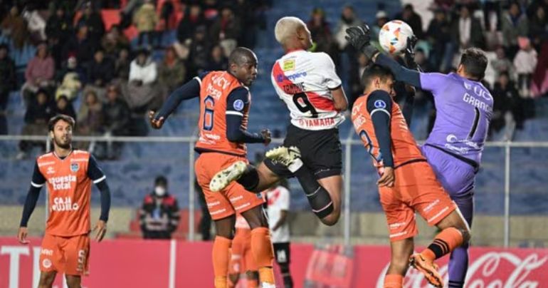 ¡Sigue de malas! César Vallejo perdió 2-0 ante Always Ready por la Copa Sudamericana