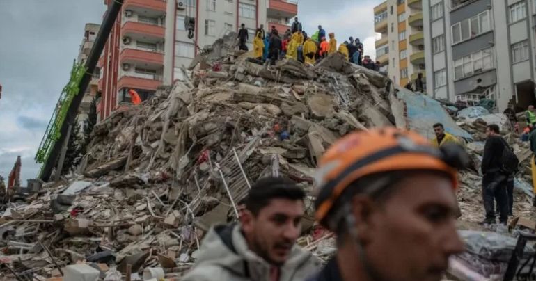 Asciende a 5 000 los muertos en Turquía y Siria tras devastadores terremotos